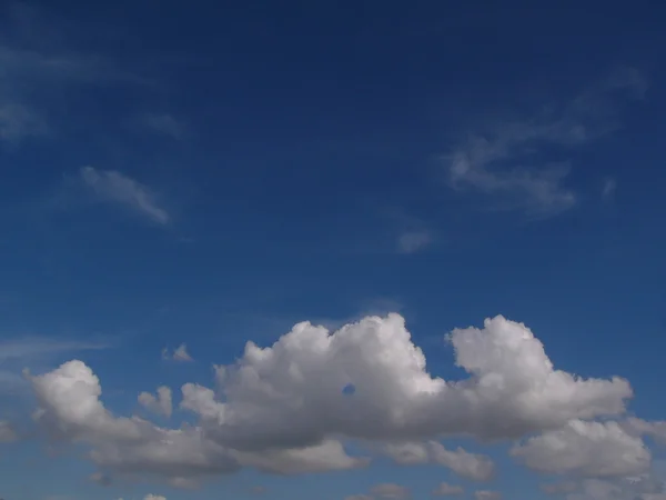 Nubes esponjosas blancas en el cielo azul —  Fotos de Stock