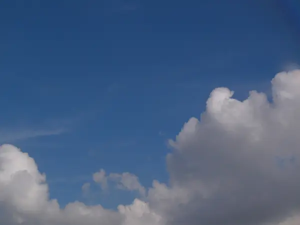 青い空に白いふわふわの雲 — ストック写真