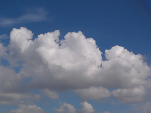 Awan berbulu putih di langit biru — Stok Foto