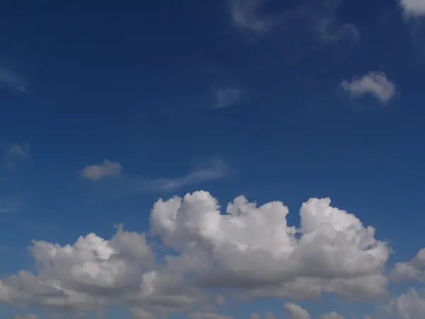 Nuvens brancas fofas no céu azul — Fotografia de Stock