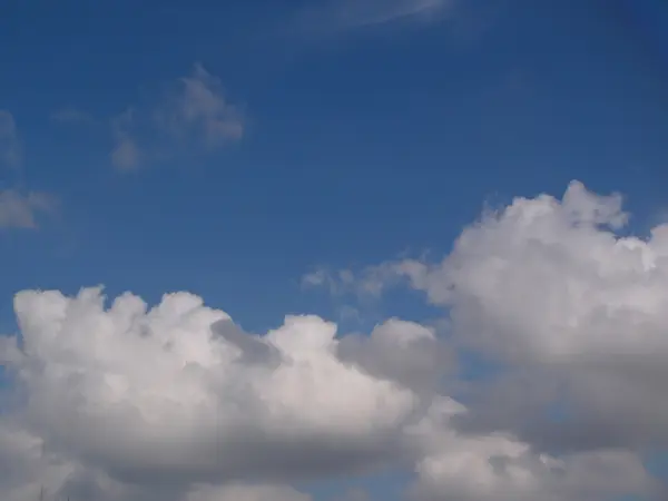 Bílé nadýchané mraky na modré obloze — Stock fotografie