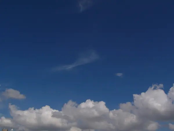 Nuages duveteux blancs dans le ciel bleu — Photo