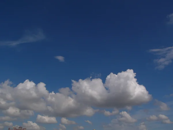 निळ्या आकाशात पांढरा फुफ्फुसा ढग — स्टॉक फोटो, इमेज