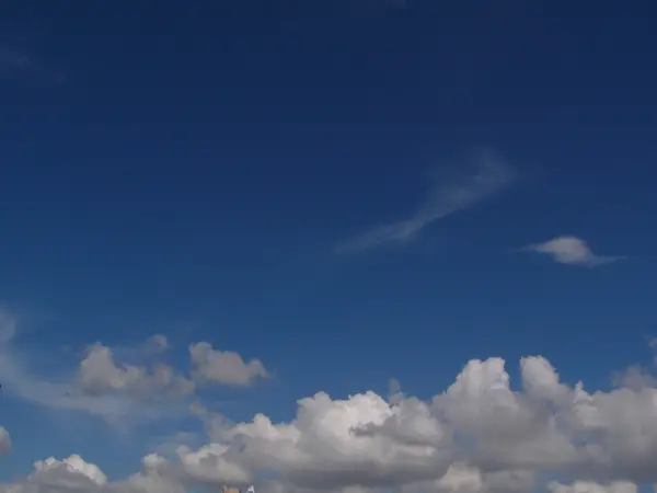 Nubes esponjosas blancas en el cielo azul —  Fotos de Stock