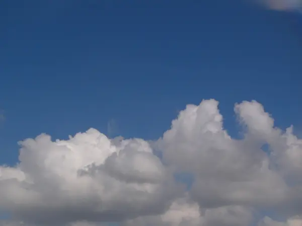 Awan berbulu putih di langit biru — Stok Foto