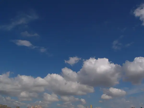 Nubes esponjosas blancas en el cielo azul —  Fotos de Stock