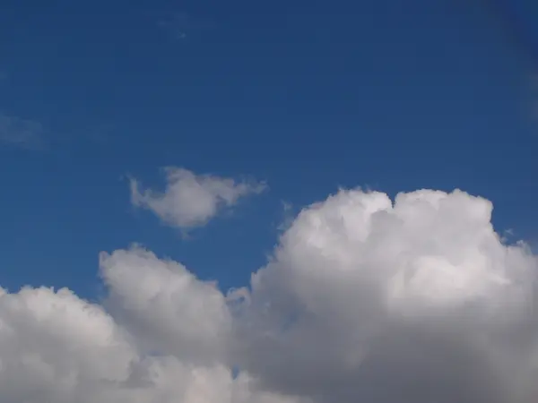 Awan berbulu putih di langit biru — Stok Foto