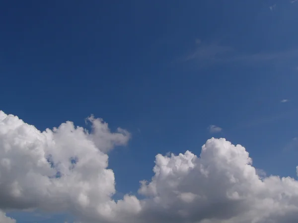 Awan berbulu putih di langit biru — Stok Foto