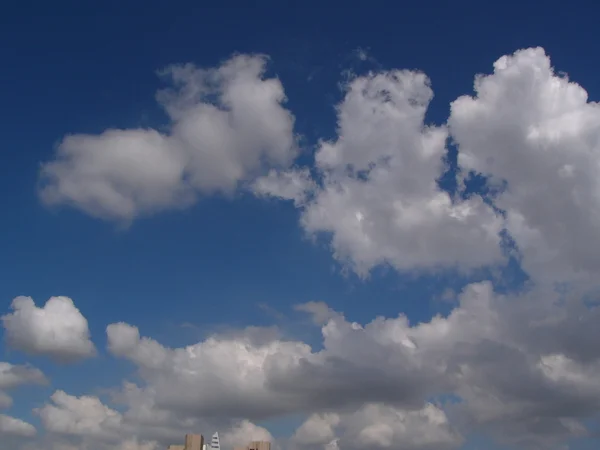 White fluffy clouds in the blue sky — Stock Photo, Image