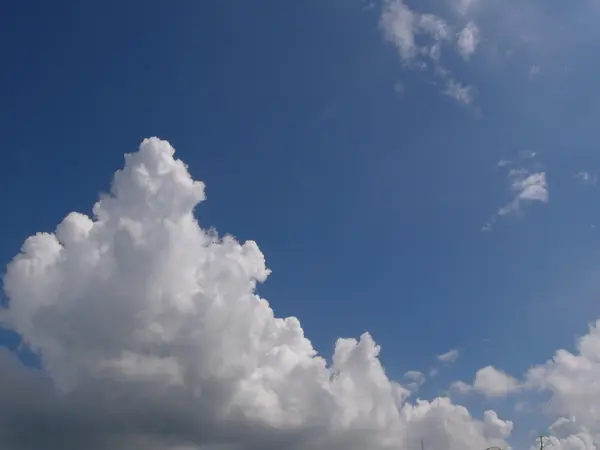 Awan berbulu putih di langit biru — Stok Foto