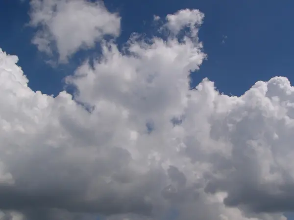 Nuages duveteux blancs dans le ciel bleu — Photo