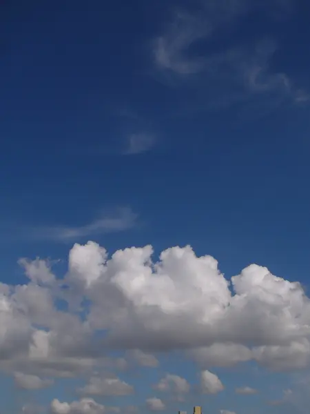 Bílé nadýchané mraky na modré obloze — Stock fotografie