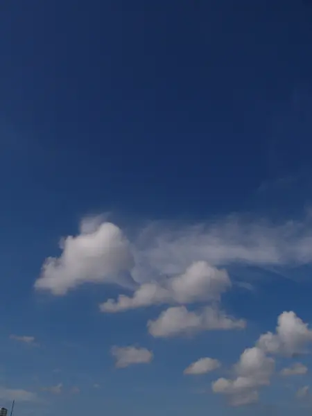 Nuvens brancas fofas no céu azul — Fotografia de Stock