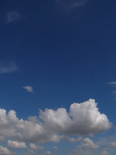 Nuages duveteux blancs dans le ciel bleu — Photo