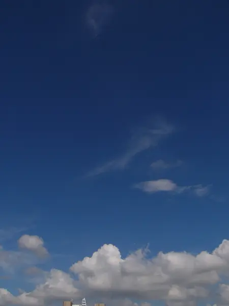 White fluffy clouds in the blue sky — Stock Photo, Image