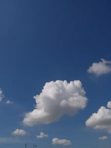 Witte pluizige wolken in de blauwe lucht — Stockfoto