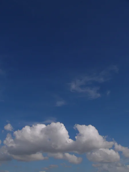 Bílé nadýchané mraky na modré obloze — Stock fotografie