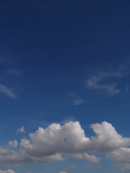 Nuvens brancas fofas no céu azul — Fotografia de Stock