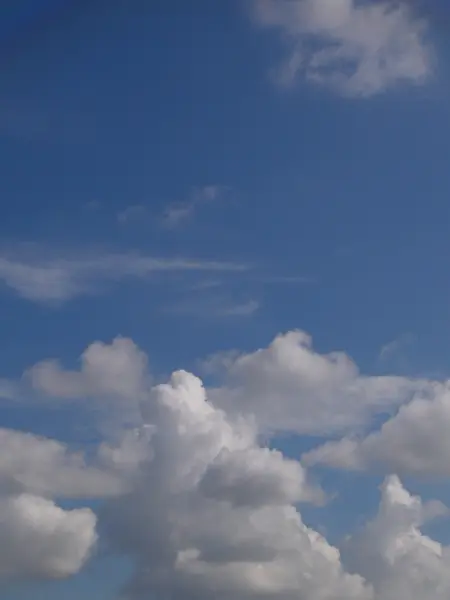 Awan berbulu putih di langit biru — Stok Foto