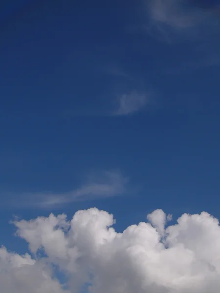 Awan berbulu putih di langit biru — Stok Foto