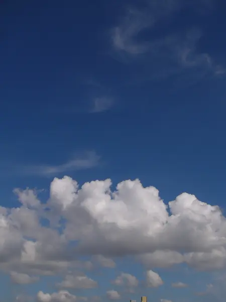 Nuvens brancas fofas no céu azul — Fotografia de Stock