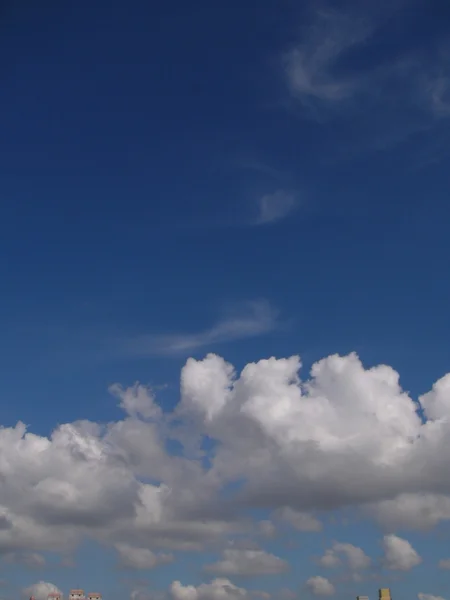 Hvite, myke skyer på den blå himmelen – stockfoto