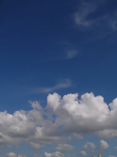 Nuages duveteux blancs dans le ciel bleu — Photo