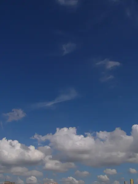 Awan berbulu putih di langit biru — Stok Foto