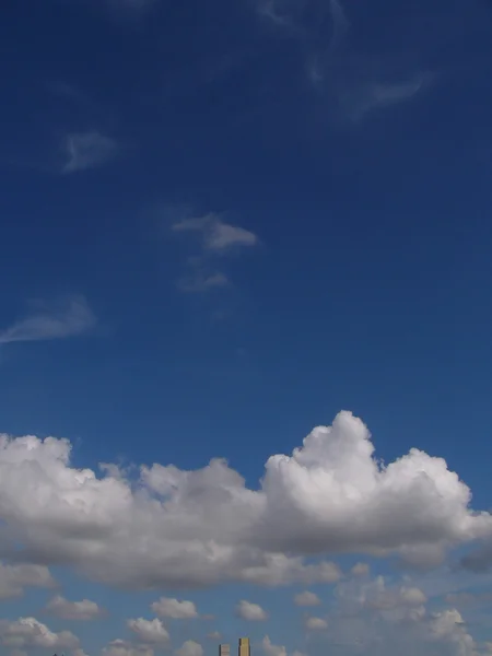 Bílé nadýchané mraky na modré obloze — Stock fotografie