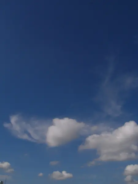 Nubes esponjosas blancas en el cielo azul —  Fotos de Stock