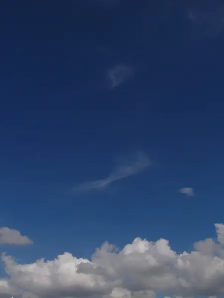 Awan berbulu putih di langit biru — Stok Foto