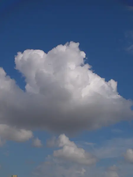 Nuages duveteux blancs dans le ciel bleu — Photo