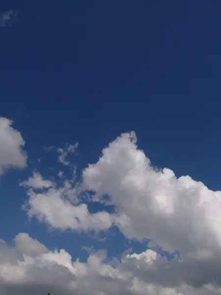 Nuages duveteux blancs dans le ciel bleu — Photo