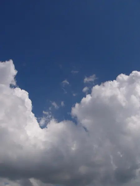 Awan berbulu putih di langit biru — Stok Foto