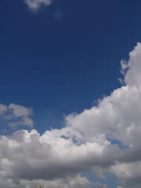 Awan berbulu putih di langit biru — Stok Foto