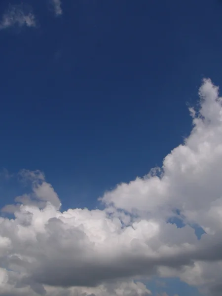 Awan berbulu putih di langit biru — Stok Foto