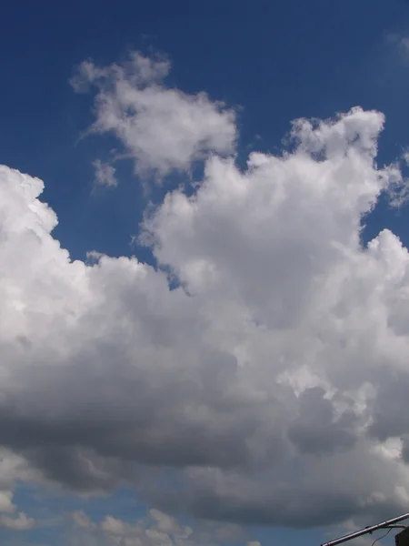 푸른 하늘에 있는 솜털 구름 — 스톡 사진