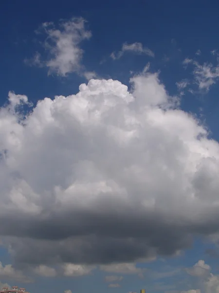 Белые пушистые облака в голубом небе — стоковое фото