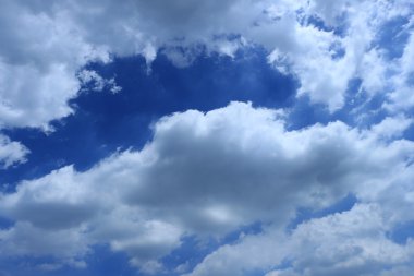 Mavi gökyüzünde beyaz kabarık bulutlar