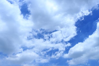 Mavi gökyüzünde beyaz kabarık bulutlar