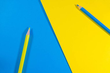 Sarı ve mavi kalemli kağıt.