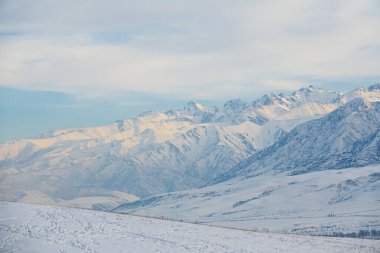 Karlı Dağların Kayalıkları