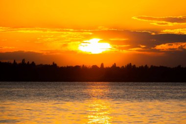 Denizde parlak gün batımı