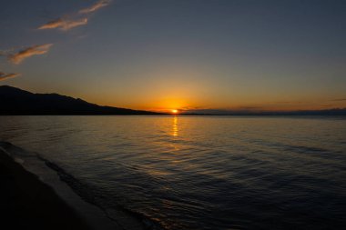 Denizde sarı gün batımı