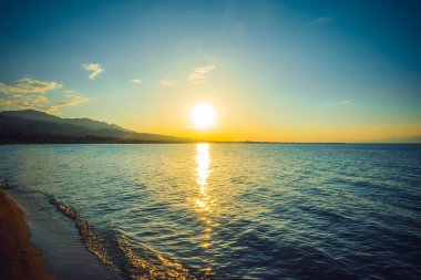 Bir dağ gölünde gün batımı