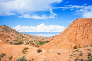 Gölün arka planında kanyonlar