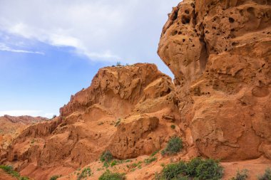 Kanyonun kayalıklarında delikler