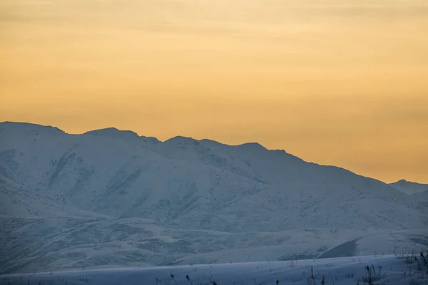 Klippor Snöiga Berg Vid Solnedgången — Stockfoto