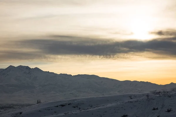Wysokie Szczyty Śnieżnych Gór Zachodzie Słońca — Zdjęcie stockowe