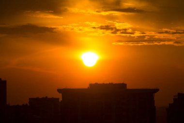 Şehrin üzerinde Güzel Akşam Günbatımı